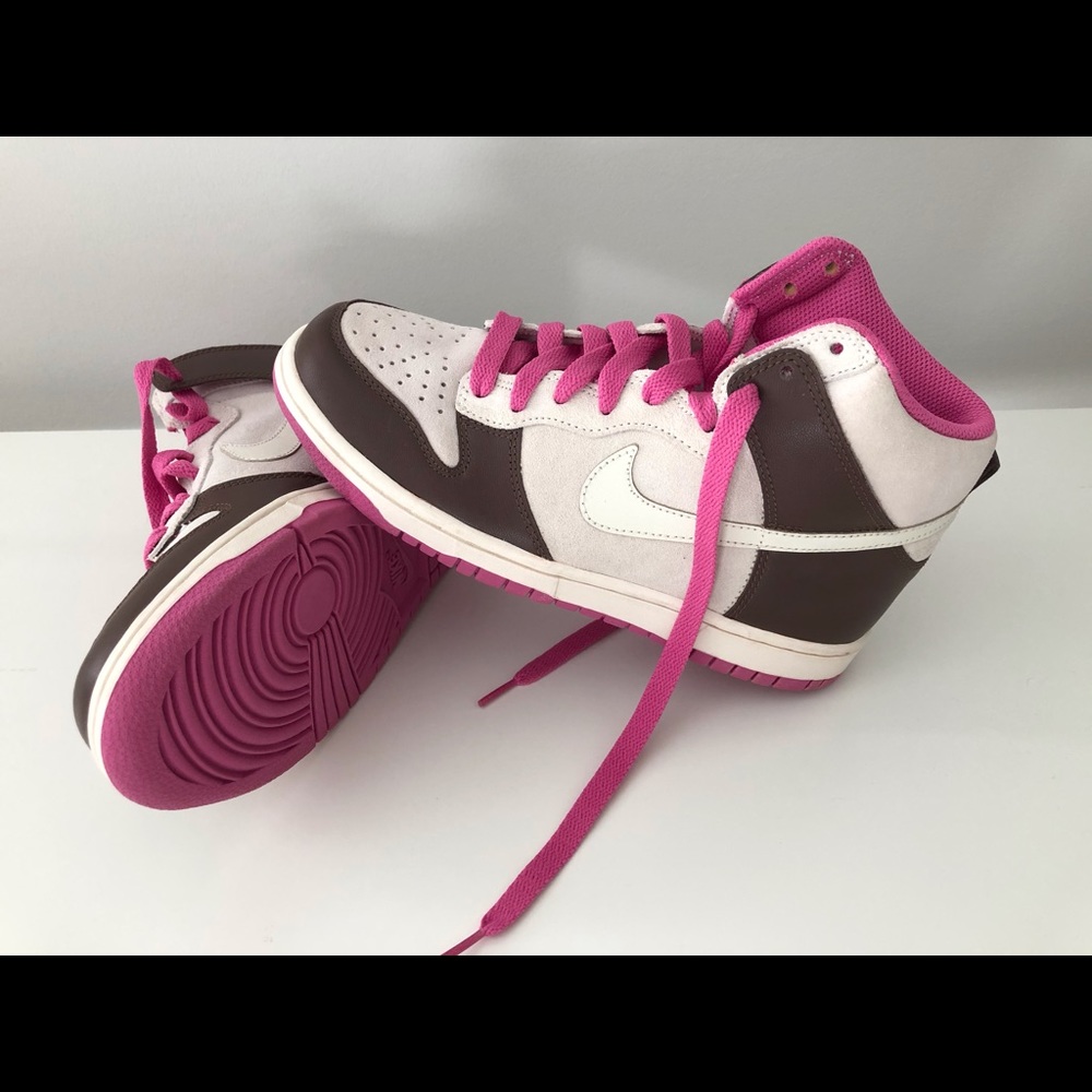 Nike women’s hi-top shoe